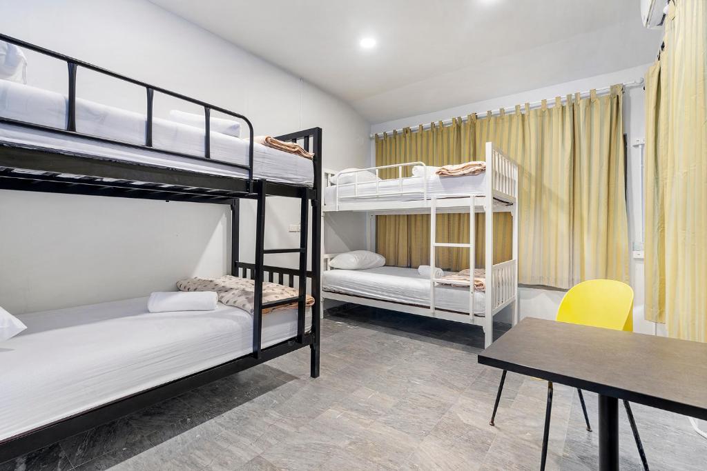 Bed in 4-Bed Dormitory Room at Chill Inn Lipa Noi photo 1