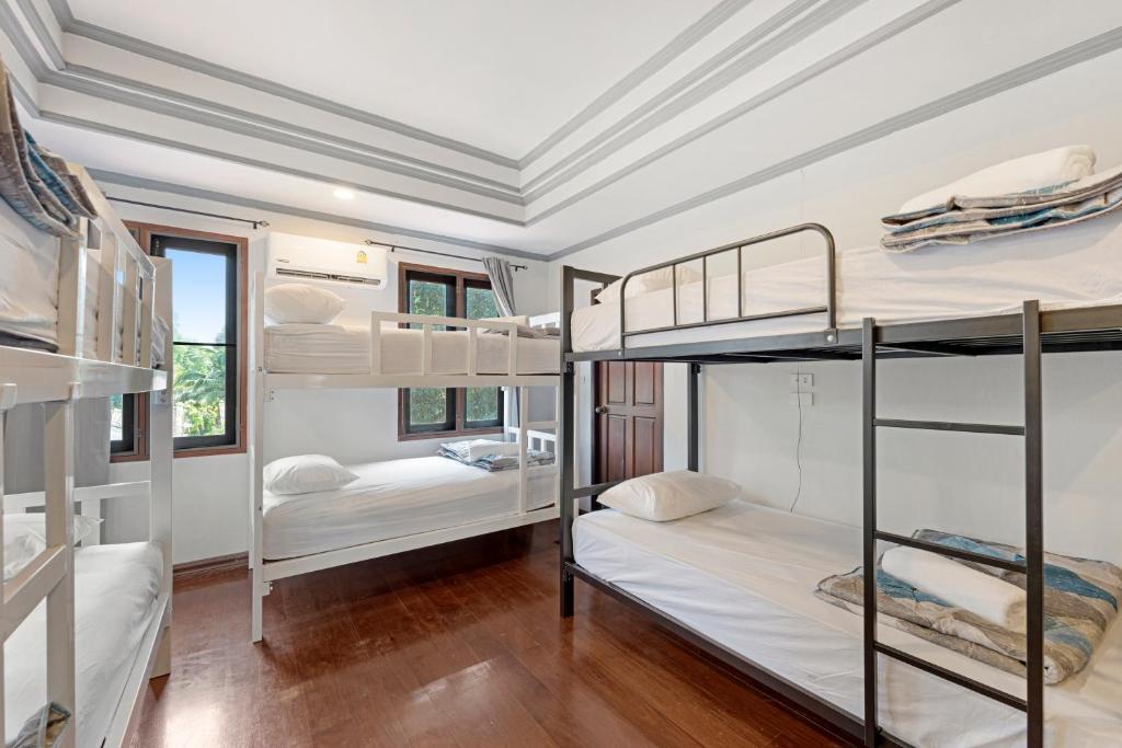 Bed in 6-Bed Dormitory Room at Chill Inn Lipa Noi photo 1