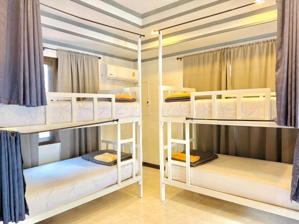 Bed in 8-Bed Dormitory Room at Chill Inn Lipa Noi photo 1